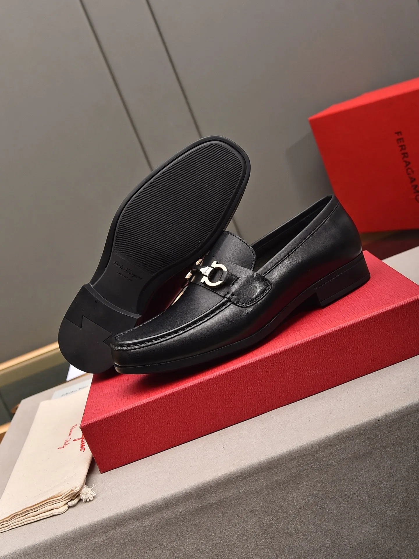 Men's shoes 💰: 460 [Original running volume and quality] Brand: Ferragamo (Ferragamo) Size: Men's size 38/44 (45 can be customized) Grade: Same style as the official website High-end quality men's shoes Material: Original first-layer calfskin Water-dyed cowhide lining Original outsole Style categories: Men's fashion formal business casual leather shoes Slip-on men's high-top series Young fashion European and American trends British style Casual matching Comfortable on the feet